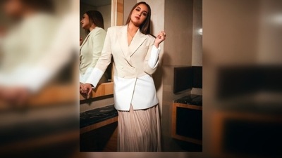 Sonakshi Sinha opened her hair, straightened it and parted it in the middle for the sleek elegant look. (Instagram/@aslisona)