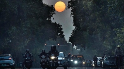 Clear sky seen during sun set at Firozeshah road , in New Delhi, India, on Friday. (Photo by Arvind Yadav / Hindustan Times) Clear sky seen during sun set at Firozeshah road , in New Delhi, India, on Friday. (Photo by Arvind Yadav / Hindustan Times)