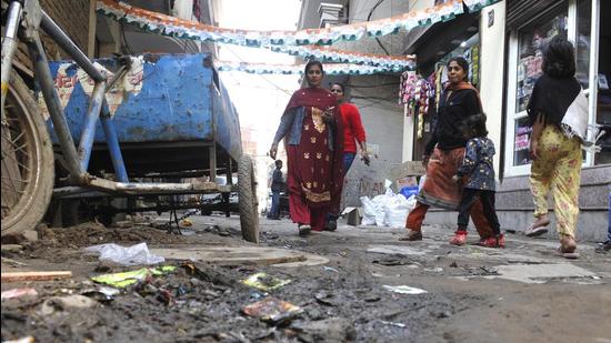 State of Ward 33: Littered and dilapidated lanes are the bane of Burail residents. Overflowing sewage during rains in Chandigarh adds to their woes. (Keshav Singh)