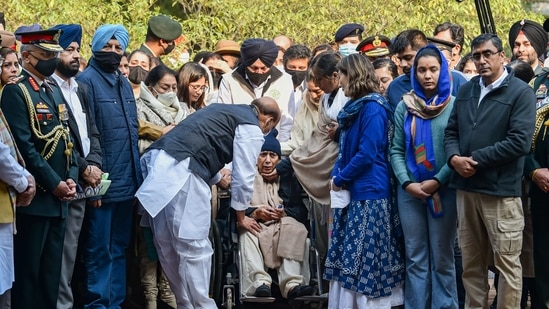 Brigadier LS Lidder's wife, daughter and other relatives, with Union defence minister Rajnath Singh, during his cremation at Brar Square in New Delhi.(PTI)