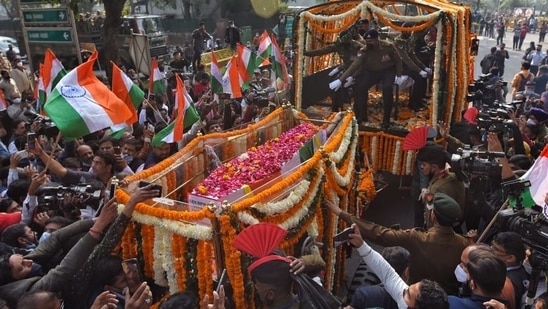 Mortal Remains of CDS Bipin Rawat being taken to the Brar Square crematorium in Delhi.(Sanchit Khanna/HT Photo)