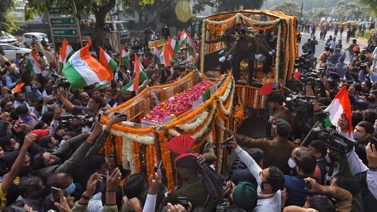 Mortal remains of CDS General Bipin Rawat being taken to the Brar Square crematorium from his residence in New Delhi on Friday, December 10, 2021.(HT Photo)