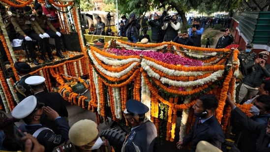 Mortal remains of CDS General Bipin Rawat being taken to the Brar Square crematorium in Delhi Cantonment from his residence in New Delhi. (Sanchit Khanna/HT Photo)