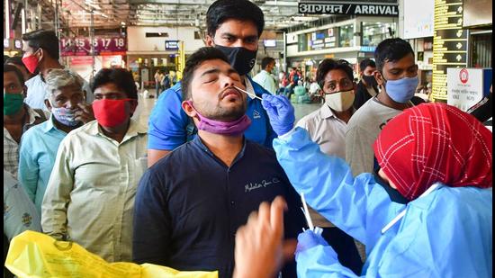Maharashtra on Friday added 695 fresh Covid-19 infections, pushing the state’s tally to 6,642,372. It reported 12 deaths, taking the death toll to 141,223. Mumbai added 194 new Covid-19 infections, and added one fatality. (PTI PHOTO.)