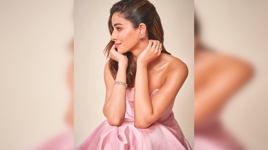 For her hairdo, Ananya Panday opted for soft waves with a side parting and half hair brushed back.(Instagram/@ananyapanday)