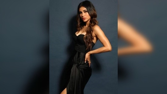 Mouni Roy paired her look with a pair of black two-strap stilettoes.(Instagram/@imouniroy)