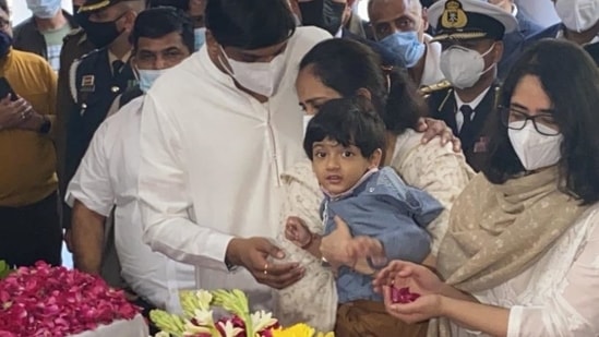 Bipin Rawat's daughters, grandkid offer their last respect to the CDS and his wife Madhulika Rawat.&nbsp;