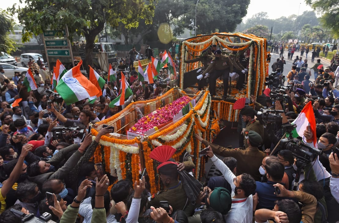 Mortal remains of CDS General Bipin Rawat being taken to the Brar Square crematorium from his residence in New Delhi on Friday, December 10, 2021. (HT Photo)