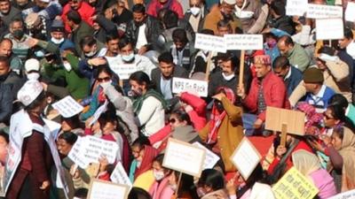 New Pension Scheme employees stage a protest near the Himachal Pradesh assembly complex at Tapovan in Dharmashala on Saturday.The government notified to constitute a committee to look into demands of employees. (HT Photo) New Pension Scheme employees stage a protest near the Himachal Pradesh assembly complex at Tapovan in Dharmashala on Saturday.The government notified to constitute a committee to look into demands of employees. (HT Photo)