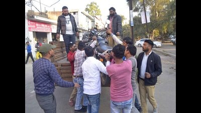 The matter later snowballed into a political issue after the Shiromani Akali Dal and other political parties accused the police and the Ludhiana civic body of harassing the public. (Gurpreet Singh/HT)