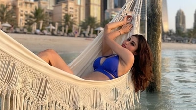 Wearing a dab of pink lipstick, Mouni amplified the glam quotient with rosy blushed and highlighted cheeks, kohl-lined eyes with black eyeliner streaks, mascara-laden eyelashes and filled-in eyebrows. (Instagram/imouniroy) Wearing a dab of pink lipstick, Mouni amplified the glam quotient with rosy blushed and highlighted cheeks, kohl-lined eyes with black eyeliner streaks, mascara-laden eyelashes and filled-in eyebrows. (Instagram/imouniroy)