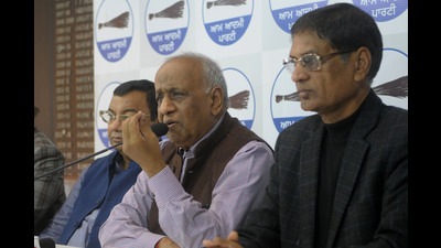 Member of Parliament ND Gupta (centre) and other senior AAP leaders during a press conference at the Chandigarh Press club in Sector 27 on Saturday. (Ravi Kumar/HT)