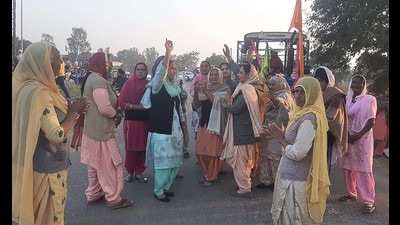Activists from NGOs, religious organisations and workers of political parties, especially the Congress, Shiromani Akali Dal (SAD) and Aam Aadmi Party, in Ludhiana made a beeline to welcome the farmers returning from Singhu and Tikri borders. (HT PHOTO ) Activists from NGOs, religious organisations and workers of political parties, especially the Congress, Shiromani Akali Dal (SAD) and Aam Aadmi Party, in Ludhiana made a beeline to welcome the farmers returning from Singhu and Tikri borders. (HT PHOTO )
