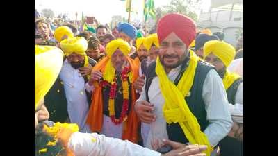 Farmer leader Joginder Singh Ugrahan and others being welcomed on their arrival in Punjab on Saturday.
