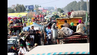 Farmers return home from the Tikri border after a year-long protest against fram laws on Saturday. (Manoj Dhaka/HT) Farmers return home from the Tikri border after a year-long protest against fram laws on Saturday. (Manoj Dhaka/HT)