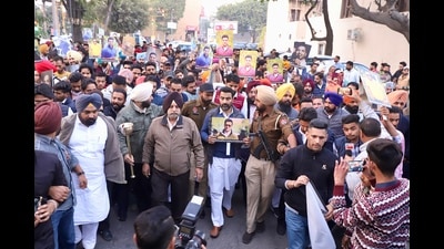 A protest march being taken out seeking the arrest of those guilty of murdering YAD leader Vicky Middukhera in Mohali on Saturday. (HT Photo)