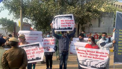 A group of people protesting against the waste to energy plant in Bandhwari landfill in Gurugram’s Sector 14. (HT Photo) A group of people protesting against the waste to energy plant in Bandhwari landfill in Gurugram’s Sector 14. (HT Photo)