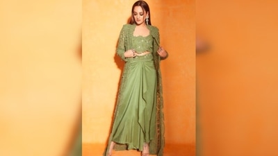 Sonakshi Sinha's outfit comprised of a blouse, a long lungi skirt and a heavily sequins netted cape. (Instagram/@aslisona) Sonakshi Sinha's outfit comprised of a blouse, a long lungi skirt and a heavily sequins netted cape. (Instagram/@aslisona)