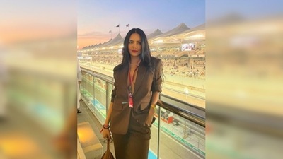 With her long luscious hair open and parted in the middle, Esha Gupta went for bold red lips and winged eyes. (Instagram/@egupta) With her long luscious hair open and parted in the middle, Esha Gupta went for bold red lips and winged eyes. (Instagram/@egupta)