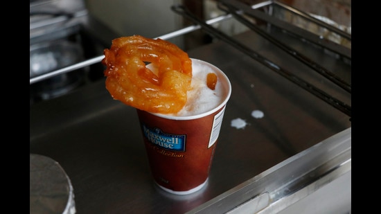 The combo of Doodh Jalebi at Makhal Lal Tika Ram in Bara Bazar, Kashmere Gate, is to die for. (Photo: Dhruv Sethi/HT)