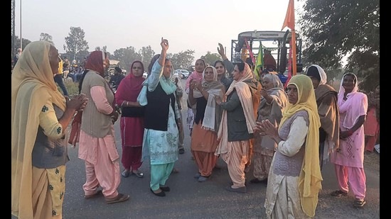 Activists from NGOs, religious organisations and workers of political parties, especially the Congress, Shiromani Akali Dal (SAD) and Aam Aadmi Party, in Ludhiana made a beeline to welcome the farmers returning from Singhu and Tikri borders. (HT PHOTO )