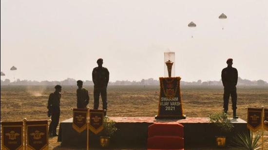 The mass parachute jump at Agra involved 124 men led by Central Army commander Lieutenant General Yogendra Dimri. (PHOTO CREDIT: INDIAN ARMY.)