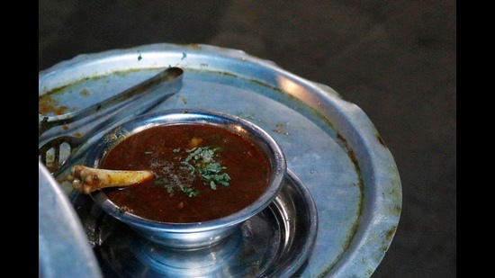 Kharodhe ka Soup is available at Pishori Chicken and Veg Soup in Hari Nagar. (Photo: Dhruv Sethi/HT)