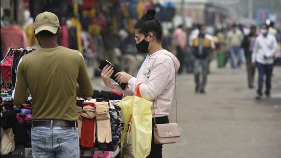 The Street Vendors Act estimates street vendors and hawkers to reasonably constitute 2.5% of the population of a city (Biplov Bhuyan/HT PHOTO)