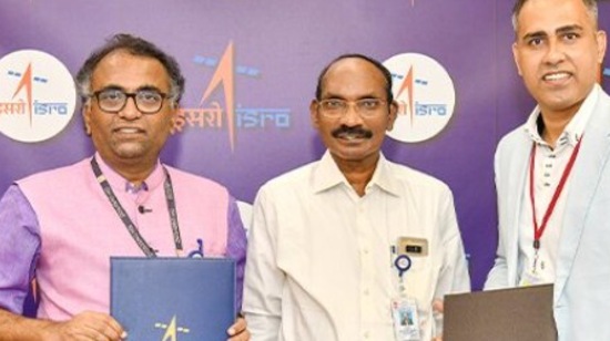 ISRO chairman K Sivan (middle). Image: Oppo India/Twitter