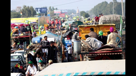 Farmers return home from the Tikri border after a year-long protest against fram laws on Saturday. (Manoj Dhaka/HT)