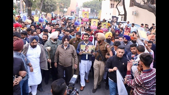 A protest march being taken out seeking the arrest of those guilty of murdering YAD leader Vicky Middukhera in Mohali on Saturday. (HT Photo)