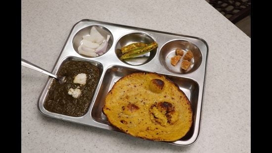 Dhaniya Da Dhaba in Lajpat Nagar IV offers Sarson ka Saag and Makki ki Roti that has quite a fan following. (Photo: Dhruv Sethi/HT)