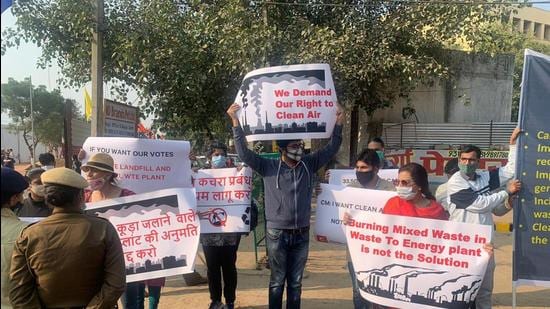 A group of people protesting against the waste to energy plant in Bandhwari landfill in Gurugram’s Sector 14. (HT Photo)