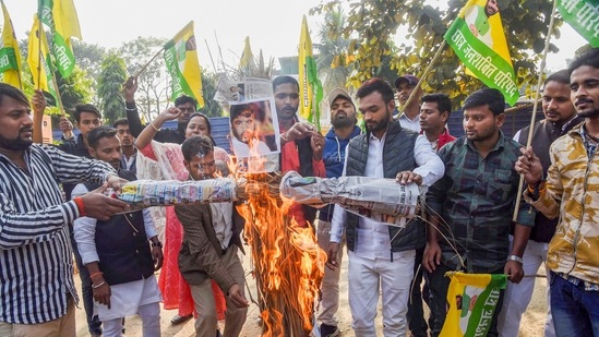 Chhatra Janshakti Parishad activists burn the effigy of RJD supremo Lalu Prasad Yadav's brother in law Sadhu Yadav after his alleged indecent comment about Tejashwi Yadav's marriage, in Patna.(PTI)