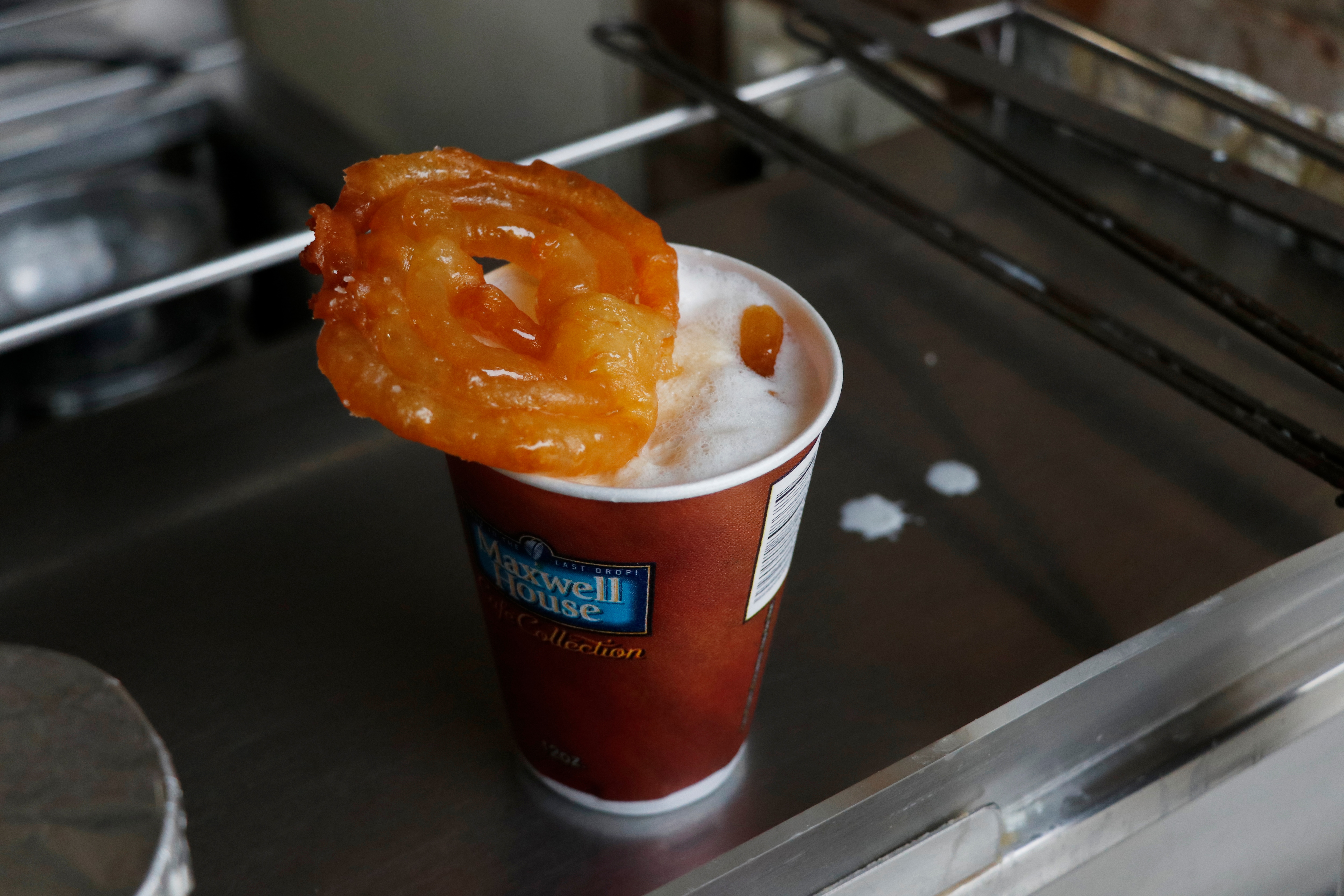 The combo of Doodh Jalebi at Makhal Lal Tika Ram in Bara Bazar, Kashmere Gate, is to die for. (Photo: Dhruv Sethi/HT)