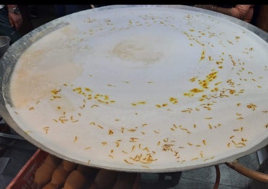 Milk lovers are quite fond of saffron flavoured milk at Doodh Bhawan near Jama Masjid.
