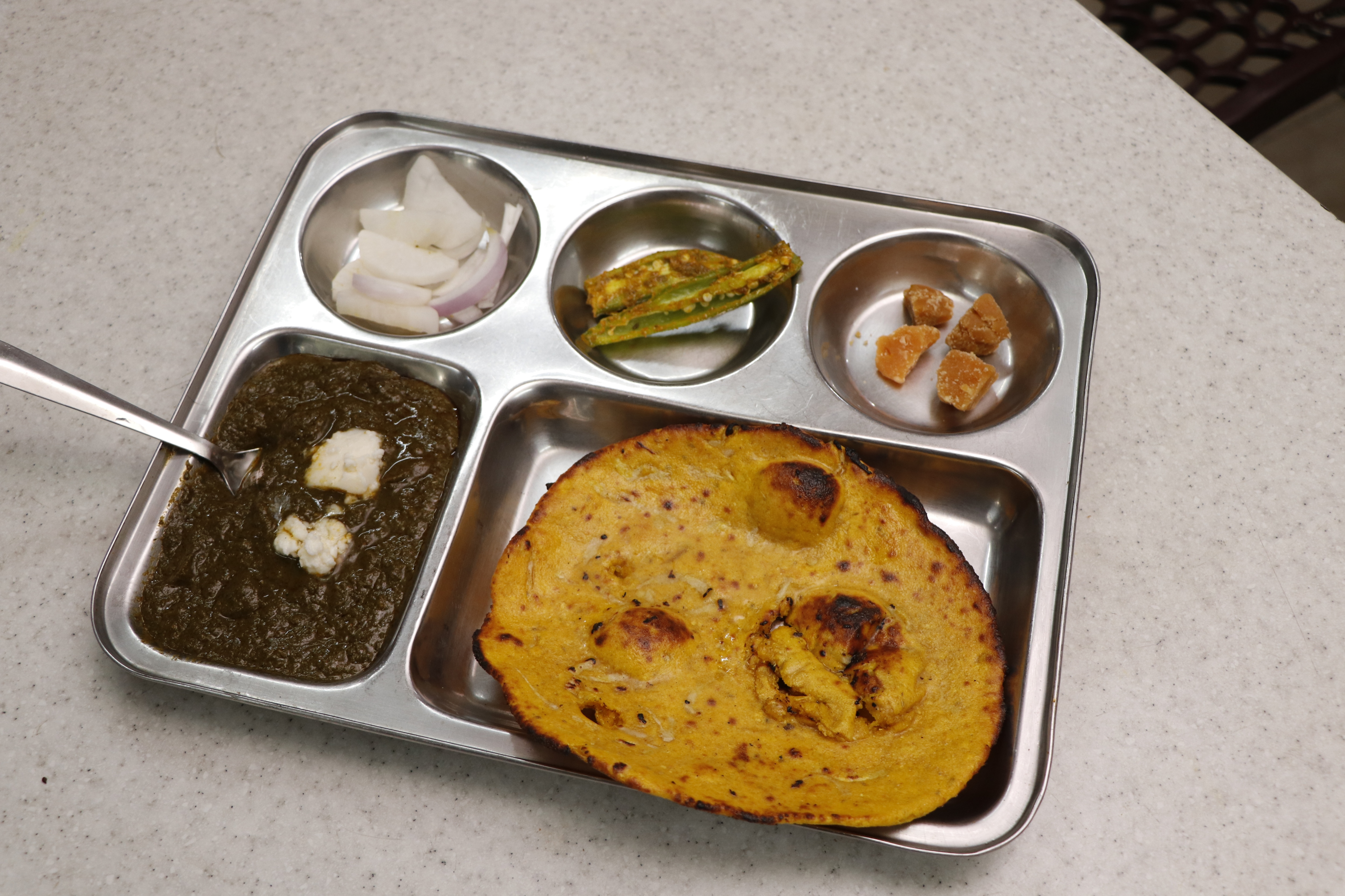 Dhaniya Da Dhaba in Lajpat Nagar IV offers Sarson ka Saag and Makki ki Roti that has quite a fan following. (Photo: Dhruv Sethi/HT)