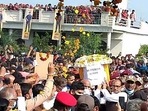 Madhya Pradesh chief minister Shivraj Singh Chouhan with Army personnel carries the mortal remains of Naik Jitendra Kumar, who lost his life in the IAF Mi-17V5 chopper crash, during his cremation at Dhamanda village in Sehore.(ANI) Madhya Pradesh chief minister Shivraj Singh Chouhan with Army personnel carries the mortal remains of Naik Jitendra Kumar, who lost his life in the IAF Mi-17V5 chopper crash, during his cremation at Dhamanda village in Sehore.(ANI)