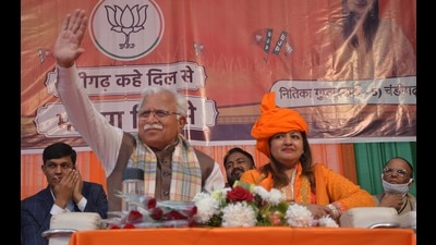 Haryana CM Manohar Lal Khattar addressing a rally ahead of the Chandigarh MC elections on Sunday. (Sant Arora/HT)