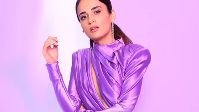 The short purple dress from Mitiliane Couture came with an extremely avant-garde side train and takes the wearer out of anonymity. With the bust created from gathered fabric and a transparent material play in the breast area, the dress sported long sleeves and a slight volume in the shoulder area, in order to highlight Radhika's waist very well. (Instagram/radhikamadan) The short purple dress from Mitiliane Couture came with an extremely avant-garde side train and takes the wearer out of anonymity. With the bust created from gathered fabric and a transparent material play in the breast area, the dress sported long sleeves and a slight volume in the shoulder area, in order to highlight Radhika's waist very well. (Instagram/radhikamadan)
