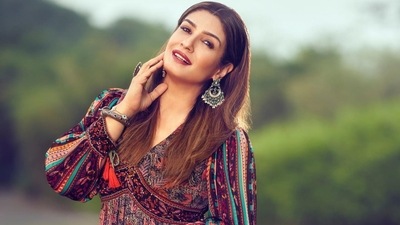 Leaving her luscious tresses open down her shoulders in mid-parted hairstyle, Raveena flaunted a pair of statement silver earrings from Stylori Silver and accessorised her look further with silver finger rings from Abhilasha Pret Jewellery and a kada from The Jewel Gallery. (Instagram/officialraveenatandon) Leaving her luscious tresses open down her shoulders in mid-parted hairstyle, Raveena flaunted a pair of statement silver earrings from Stylori Silver and accessorised her look further with silver finger rings from Abhilasha Pret Jewellery and a kada from The Jewel Gallery. (Instagram/officialraveenatandon)