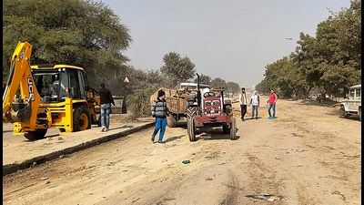 A cleared and deserted view of NH-9, Delhi-Bahadurgarh road after farmers cleared the protest site at Tikri border in Bahadurgarh, Haryana on Sunday. (Manoj Dhaka/HT)
