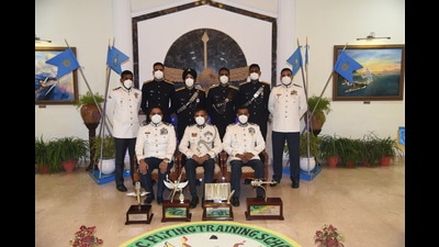 Award-winning officers of 208 Army Pilots Course with their seniors at BFTS-Bamrauli. (HT PHOTO) Award-winning officers of 208 Army Pilots Course with their seniors at BFTS-Bamrauli. (HT PHOTO)