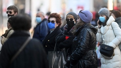 Pedestrians wear protective masks amid the threat of the new Omicron variant. (AFP/Representative image) Pedestrians wear protective masks amid the threat of the new Omicron variant. (AFP/Representative image)