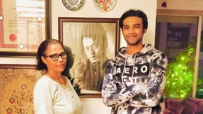 Sutapa Sikdar and Babil pose with a portrait of Irrfan Khan. Sutapa Sikdar and Babil pose with a portrait of Irrfan Khan.