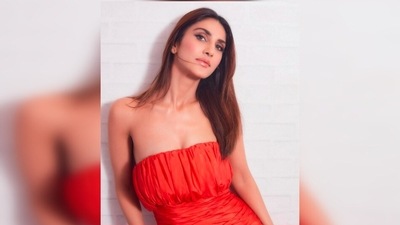 Vaani Kapoor kept her look simple yet stylish in subtle makeup and straightened hair. (Instagram/@_vaanikapoor_) Vaani Kapoor kept her look simple yet stylish in subtle makeup and straightened hair. (Instagram/@_vaanikapoor_)