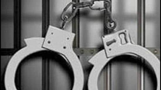 The 21 Bangladeshi men were arrested from a residential building in Kolkata’s Gulshan Colony after a team of officers from the anti-terrorist squad (ATS) of the Uttar Pradesh police came from Lucknow to trace Mufizul Rehman, an alleged human trafficker. (HT FILE PHOTO.)
