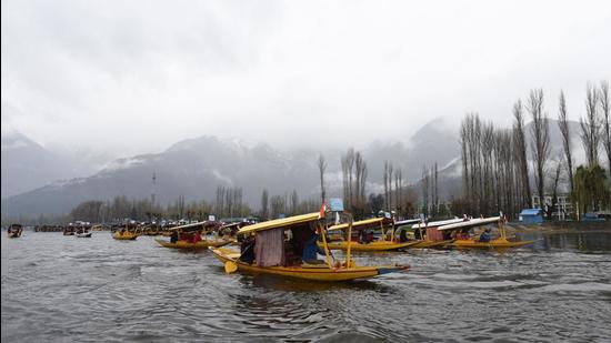 Early snowfall in the Valley, particularly in Gulmarg, has also prompted more people to make way towards the ski resort with advance bookings in most of the hotels. Overall, more than 5.49 lakh tourists came to Kashmir this year till December first week. (HT File Photo)
