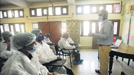 New Delhi, India - Dec. 6, 2021: Homeless people participate in a vocational training program by the Delhi Government, at Ashray Griha, Katra Maula Bux, Roshanara Road, in New Delhi , India, on Monday, December 6, 2021. (Photo by Amal KS / Hindustan Times) (Hindustan Times)