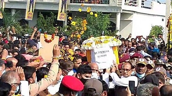 Madhya Pradesh chief minister Shivraj Singh Chouhan with Army personnel carries the mortal remains of Naik Jitendra Kumar, who lost his life in the IAF Mi-17V5 chopper crash, during his cremation at Dhamanda village in Sehore. (ANI)
